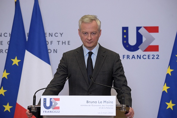 -Le ministre français de l'Economie et des Finances Bruno Le Maire après une réunion sur la crise ukrainienne, à Paris le 2 mars 2022. Photo Éric PIERMONT / AFP via Getty Images.