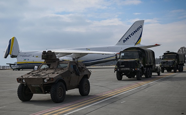 -Des véhicules militaires de l'armée française, amenés avec un avion-cargo Antonov à la base aérienne de Mihail Kogalniceanu près de Constanta, en Roumanie, le 3 mars 2022. Photo de DANIEL MIHAILESCU/AFP via Getty Images.