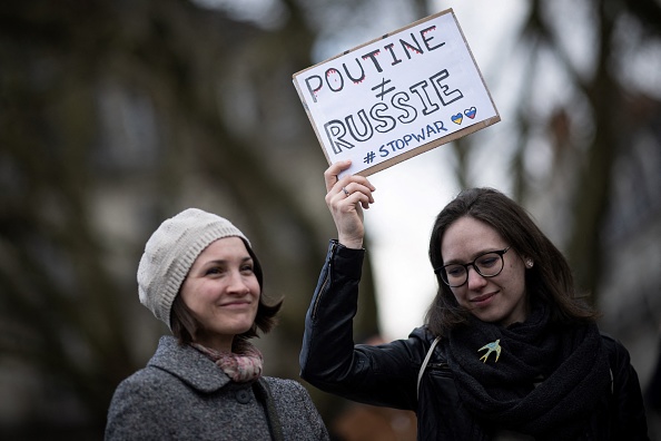 Une pancarte sur laquelle on peut lire "Poutine n'est pas la Russie" brandie lors d'un rassemblement de soutien à l'Ukraine, dix jours après l'invasion de son voisin par la Russie, en France, le 5 mars 2022. (LOIC VENANCE/AFP via Getty Images)