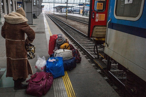 Des réfugiés arrivent d'Ukraine à la gare principale de Prague, en République tchèque, le 7 mars 2022. (Photo : MICHAL CIZEK/AFP via Getty Images)