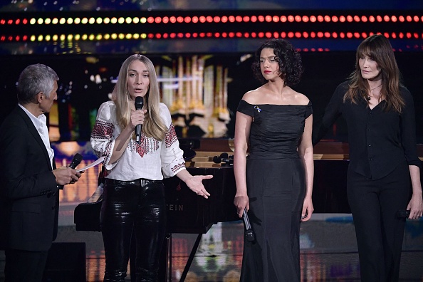 Leader du groupe militant féministe Femen ukrainien Inna Shevchenko lors d’une soirée pour l’Ukraine est près de l'animateur de télévision Nagui, à Paris le 8 mars 2022. Photo de JULIEN DE ROSA / AFP via Getty Images.