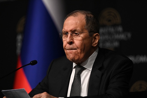 Le ministre russe des Affaires étrangères, Sergei Lavrov, donne une conférence de presse après avoir rencontré le ministre ukrainien des Affaires étrangères pour des entretiens à Antalya, le 10 mars 2022, 15 jours après que la Russie a lancé une invasion militaire en Ukraine. (Photo : OZAN KOSE/AFP via Getty Images)