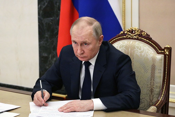 Le président russe Vladimir Poutine préside une réunion avec les membres du gouvernement russe par téléconférence à Moscou, le 10 mars 2022. - La Russie a annoncé une interdiction d'exportation de plus de 200 types de produits et d'équipements de fabrication étrangère jusqu'à la fin de l'année, dans le cadre de la réponse de Moscou aux sanctions imposées en raison du conflit en Ukraine le 10 mars. (Photo : MIKHAIL KLIMENTYEV/SPUTNIK/AFP via Getty Images)