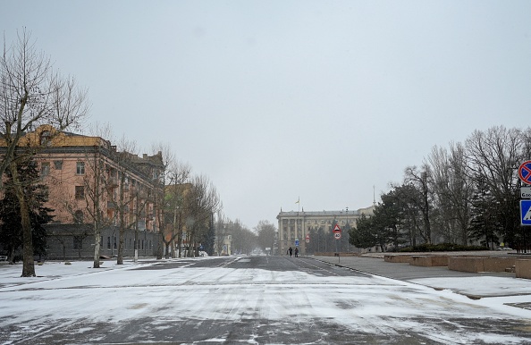 -Une vue des rues presque désertes de Mykolaïv, une ville sur les rives de la mer Noire qui a été attaquée par la Russie pendant des jours le 11 mars 2022. Photo de BULENT KILIC/AFP via Getty Images.