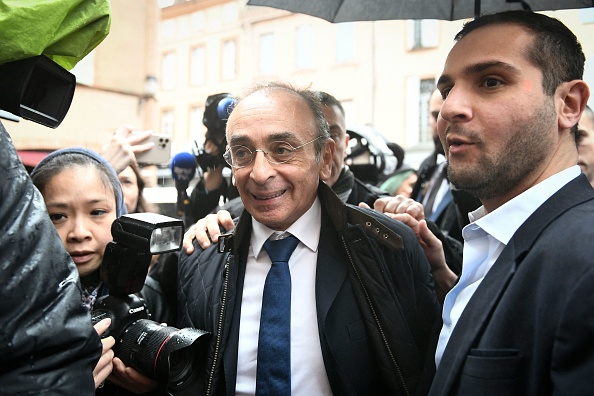 Eric Zemmour réagit après avoir reçu un œuf frais sur la tête à Moissac, dans le sud de la France, le 12 mars 2022.  (VALENTINE CHAPUIS/AFP via Getty Images)