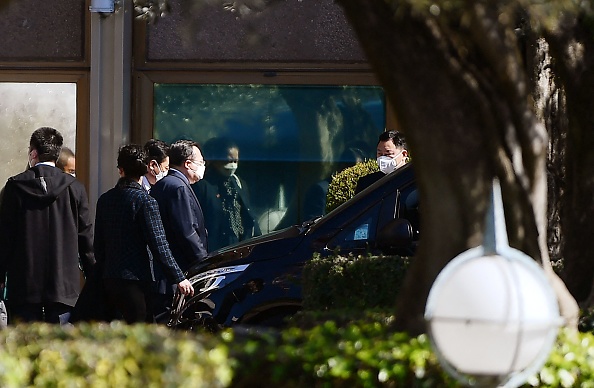 Des membres de la délégation diplomatique chinoise quittent l'hôtel Cavalieri Waldfor Astoria à Rome, le 14 mars 2022, où le conseiller à la sécurité nationale du président américain, Jake Sullivan, a rencontré le haut diplomate du Parti communiste chinois, Yang Jiechi. (Photo : FILIPPO MONTEFORTE/AFP via Getty Images)