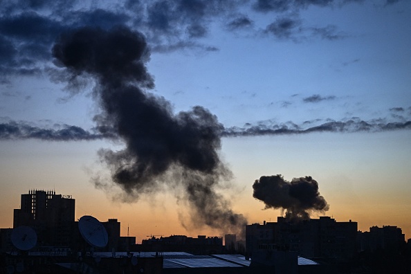 Plusieurs explosions ont secoué Kiev le 16 mars 2022, à Marioupol, l'aviation russe a lancé une bombe sur le Théâtre dans le centre-ville. Photo par MESSINIS/AFP via Getty Images.