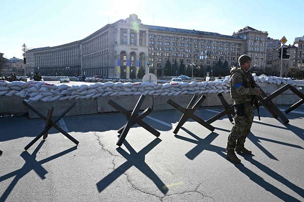 L'ancien joueur de tennis ukrainien Sergiy Stakhovsky sur la place de l'Indépendance à Kiev, le 15 mars 2022. Il patrouille pour protéger Kiev en treillis militaire et avec un fusil d'assaut Kalachnikov. Photo de Sergei SUPINSKY / AFP via Getty Images.