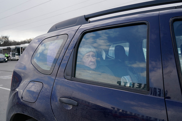 -Des évacués de Marioupol sont vus à leur arrivée à la périphérie de la ville de Zaporizhzhia, le 16 mars 2022. Quelque 20 000 habitants ont été autorisés à quitter Mariupol par un corridor humanitaire. Photo EMRE CAYLAK/AFP via Getty Images.