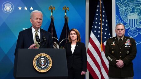 Ukraine: selon Biden, Poutine envisage d’utiliser des armes chimiques et biologiques