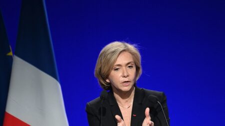 Valérie Pécresse aspergée de poudre rose par deux militants d’extrême gauche, elle demande à échanger avec eux