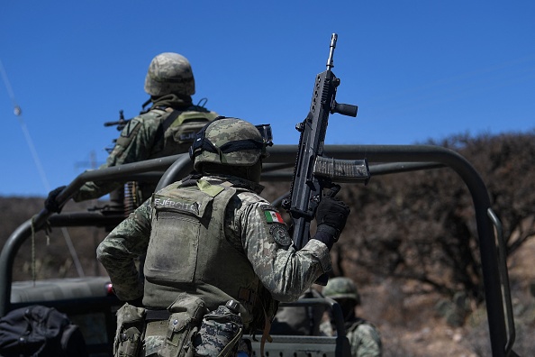 -Des soldats mexicains patrouillent sur les routes en raison de l'augmentation de la violence, dans l'État de Zacatecas, au Mexique, le 14 mars 2022. Photo de Pedro PARDO / AFP via Getty Images.