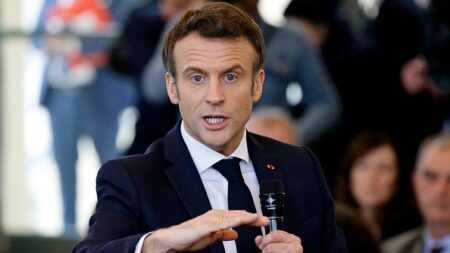 Présidentielle : évacuée par le service d’ordre de Macron car elle filmait et prenait des photos