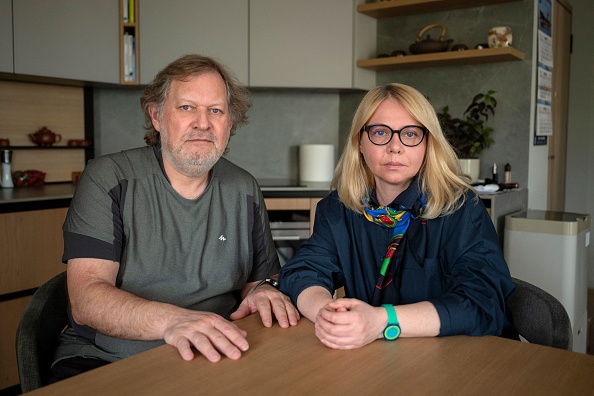  Iryna Rybalchenko, 50 ans, d'Ukraine et le citoyen français Jean-François Taquet, 58 ans, qui ont fui Odessa le 4 mars et sont arrivés à Athènes il y a une semaine, le 18 mars 2022.  Photo par ANGELOS TZORTZINIS/AFP via Getty Images.