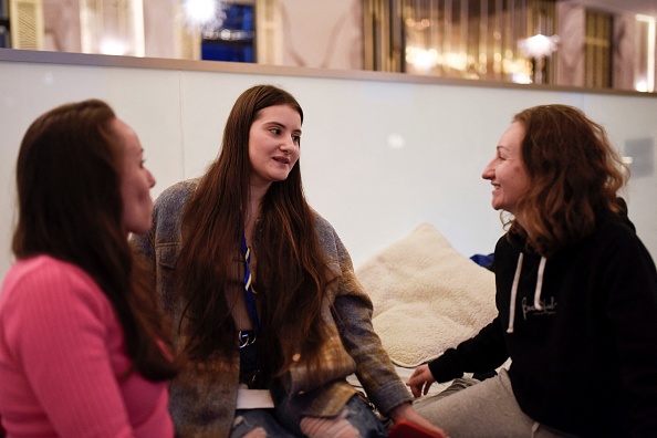 Olena Karas et Irina Tanasiev sont assises dans une salle de bal d'hôtel qui a été transformée en abri de fortune pour les réfugiés ukrainiens dans la ville de Suceava, en Roumanie, le 17 mars 2022. Photo par ARMEND NIMANI/AFP via Getty Images.