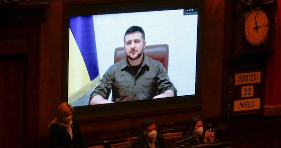 Le Président ukrainien Volodymyr Zelensky en visioconférence.   (Photo : REMO CASILLI/POOL/AFP via Getty Images)