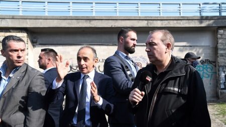 « C’est ça la France aujourd’hui » : Éric Zemmour victime d’un jet de projectile à la colline du crack, à Paris