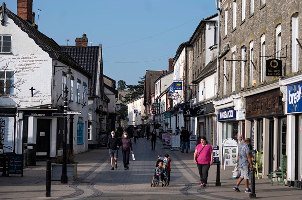 La ville de Diss, dans l'est de l'Angleterre, le 22 mars 2022. Un paisible bourg de l'est de l'Angleterre s'unit pour l'Ukraine, envoyant des camions d'aide, préparant des lits pour les réfugiés. Photo de Ben STANSALL / AFP via Getty Images.