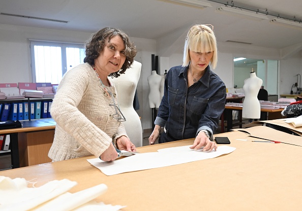 L'Ukrainienne Svetlana et la Franco-Ukrainienne Olga travaillent au patronage à l'usine Lener-Cordier à Hazebrouck, dans le nord de la France, le 25 mars 2022. Elles ont dû quitter leur pays, mais pas leur travail. Photo de DENIS CHARLET/AFP via Getty Images.