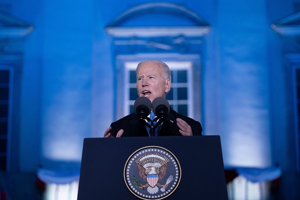 Le président américain Joe Biden prononce un discours devant le château royal de la guerre russe en Ukraine le 26 mars 2022 à Varsovie, en Pologne. Photo de Brendan SMIALOWSKI/AFP via Getty Images.