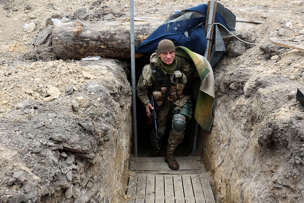 Un militaire ukrainien sur la ligne de front de la partie nord de la région de Kiev, le 28 mars 2022. Photo par ANATOLII STEPANOV/AFP via Getty Images.