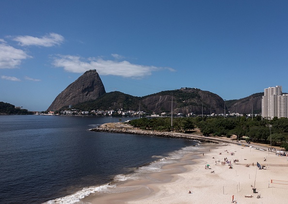 Vue aérienne de la baie de Guanabara, à Rio de Janeiro, au Brésil, prise le 23 mars 2022. Photo de Florian PLAUCHEUR/AFP via Getty Images.