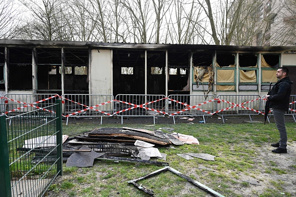 Un local associatif incendié après une nouvelle nuit de violences urbaines à Sevran en Seine-Saint-Denis, le 29 mars 2022. (Photo : BERTRAND GUAY/AFP via Getty Images)