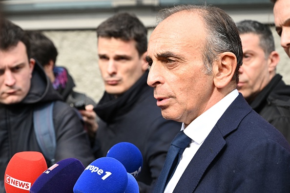 "Il faut les frapper partout et à tous les niveaux (...) Il n'y aura plus de répit pour eux", a déclaré le 29 mars le candidat à la présidentielle Eric Zemmour lors d'une visite à Sevran en Seine-Saint-Denis.  (Photo : BERTRAND GUAY/AFP via Getty Images)