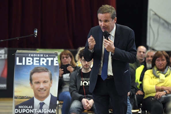 Nicolas Dupont-Aignan, président de "Debout la France", candidat pour l'élection présidentielle de 2022, lors d'un meeting de campagne à Forbach, le 29 mars 2022. (Photo : FREDERICK FLORIN/AFP via Getty Images)