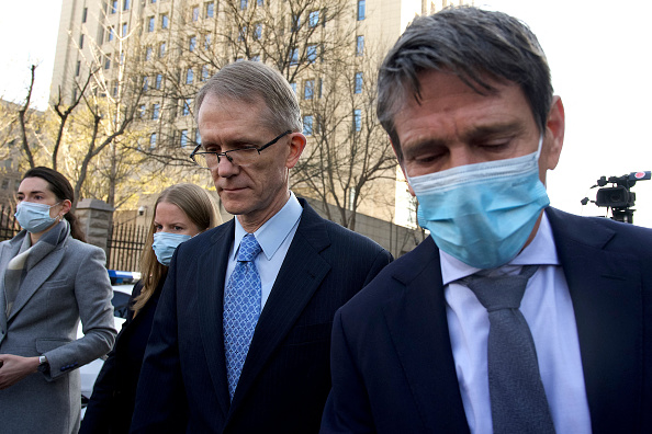 -L'ambassadeur australien en Chine Graham Fletcher quitte le tribunal intermédiaire populaire n° 2 de Pékin après s'être vu refuser l'entrée dans les locaux du procès de la journaliste australienne Cheng Lei, à Pékin le 31 mars 2022. Photo Noel CELIS/AFP via Getty Images.