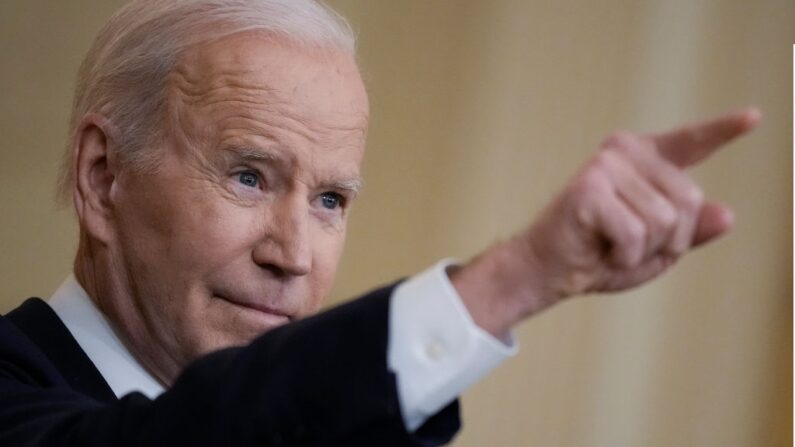 Le président américain Joe Biden répond aux questions après avoir fait des remarques sur l'invasion militaire " non provoquée et injustifiée " de l'Ukraine par la Russie dans la salle Est de la Maison Blanche, le 24 février 2022 à Washington, DC. (Photo par Drew Angerer/Getty Images)