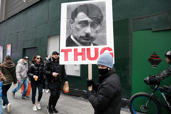 Des centaines de personnes se rassemblent à Times Square à Manhattan pour soutenir l'Ukraine et exiger la fin de l'invasion russe du pays le 05 mars 2022 à New York. Photo de Spencer Platt/Getty Images. 