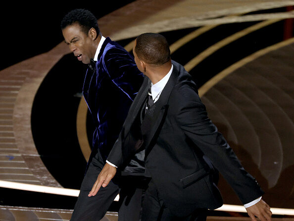 Will Smith gifle Chris Rock sur scène lors de la 94e cérémonie annuelle des Oscars au Dolby Theatre le 27 mars 2022 à Hollywood, Californie. (Photo : Neilson Barnard/Getty Images)