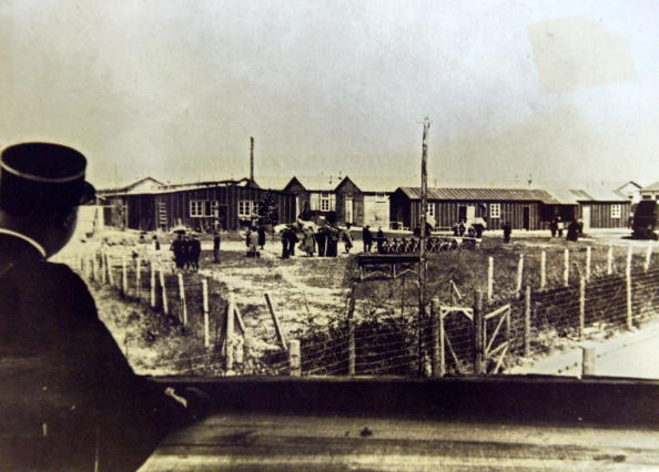  Entre 1941 et 1943 un policier français garde le camp de transit de Pithiviers près d'Orléans, où les Juifs étaient placés sous la surveillance de la police française avant d'être transporté dans des camps de concentration en Allemagne. Photo ALAIN JOCARD/AFP via Getty Images.