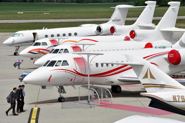 Les jets d'affaires Falcon de Dassault exposés lors de la journée de presse, exposition européenne de l'aviation d'affaires le 19 mai 2008 à l'aéroport international de Genève.  Photo FABRICE COFFRINI/AFP via Getty Images.