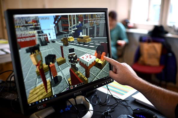 Projections de décors virtuels du jeu vidéo Minecraft.  (Photo : Charles McQuillan/Getty Images)