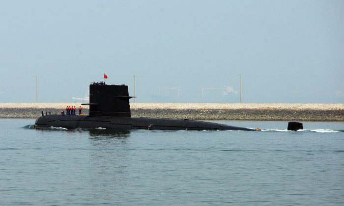 Un sous-marin chinois quitte le port de Qingdao, dans la province de Shandong, en Chine, le 22 avril 2009. (Guang Niu/Pool/Getty Images)