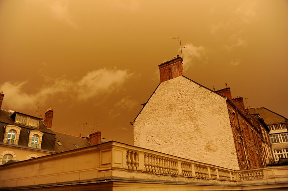 Le ciel de Rennes était coloré en ocre le 16 mars dernier. (MARIE DUFAY/AFP via Getty Images)