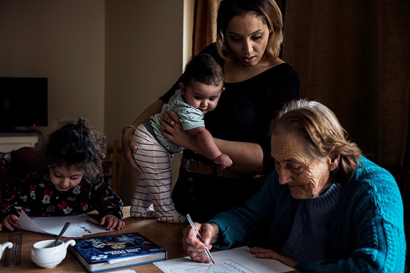 Image d'illustration : une personne âgée dans un accueil familial. (JEFF PACHOUD/AFP via Getty Images)