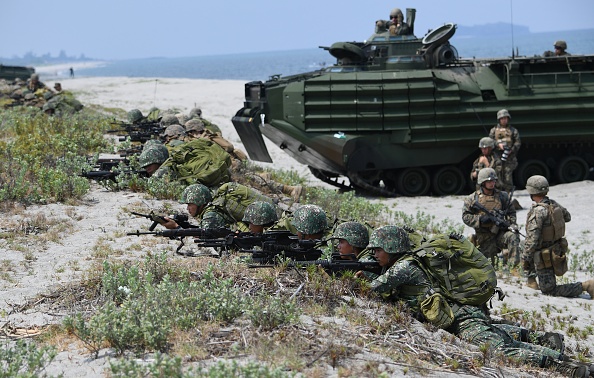 -Illustration- Des marines philippins et américains prennent position à côté de véhicules amphibies d'assaut alors qu'ils simulent un débarquement dans le cadre de l'exercice militaire conjoint annuel sur la plage du camp d'entraînement. Photo TED ALJIBE/AFP via Getty Images.