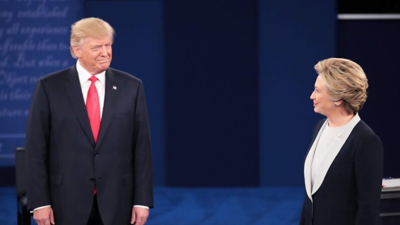 Le candidat républicain à la présidence, Donald Trump, et la candidate démocrate à la présidence, Hillary Clinton, lors du débat public à l'Université de Washington à St. Louis, Missouri, le 9 octobre 2016. (Scott Olson/Getty Images)