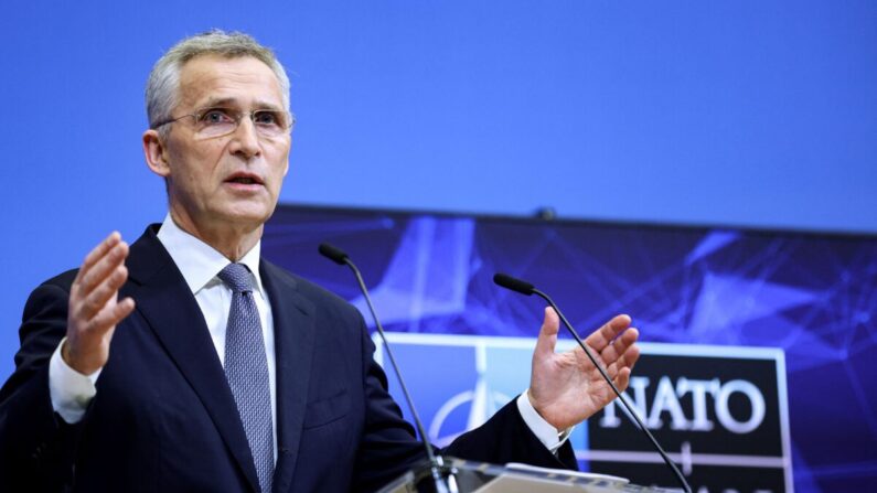 Le secrétaire général de l'OTAN, Jens Stoltenberg, s'exprime lors d'une conférence de presse précédant la réunion des ministres de la Défense de l'Alliance, au siège de l'OTAN à Bruxelles, le 15 mars 2022. (Kenzo Tribouillard/AFP via Getty Images)