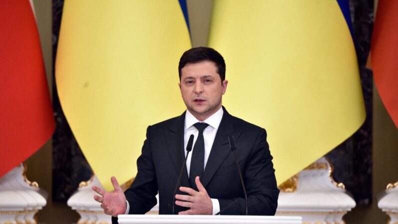 Le président ukrainien Volodymyr Zelensky assiste à une conférence de presse commune avec ses homologues lituanien et polonais au terme de leurs entretiens à Kiev, le 23 février 2022. (Sergei Supinsky/AFP via Getty Images)