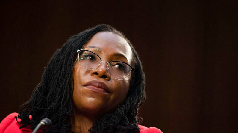 La juge Ketanji Brown Jackson témoigne devant la commission judiciaire du Sénat sur sa nomination à la Cour suprême, à Washington, le 22 mars 2022. (Jim Watson/AFP via Getty Images)