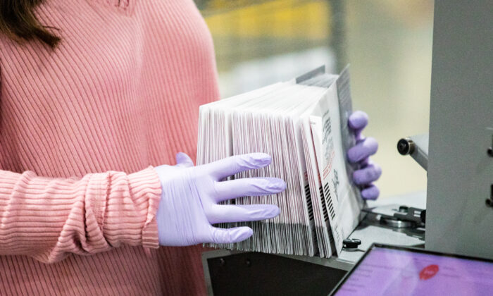 Des personnes comptent les bulletins de vote sur une photo d'archive. (John Fredricks/Epoch Times)