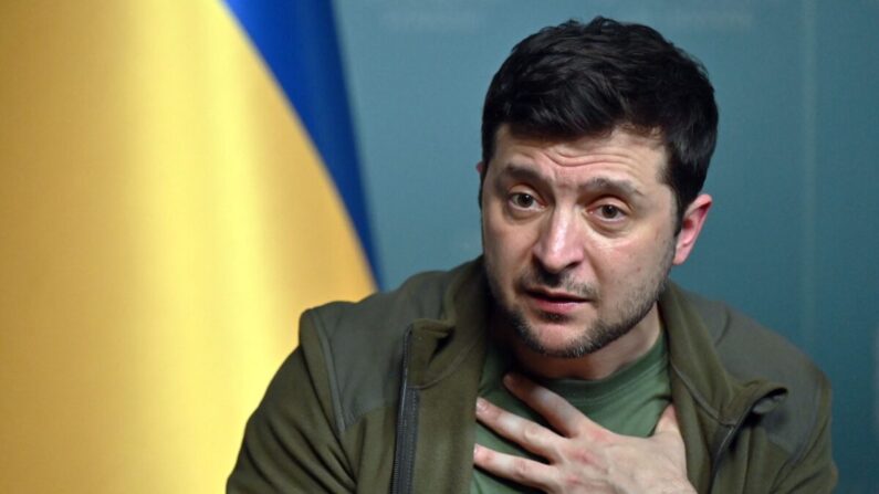 Le président ukrainien Volodymyr Zelensky lors d'une conférence de presse tenue à Kiev le 3 mars 2022. (Sergei Supinsky/AFP via Getty Images)