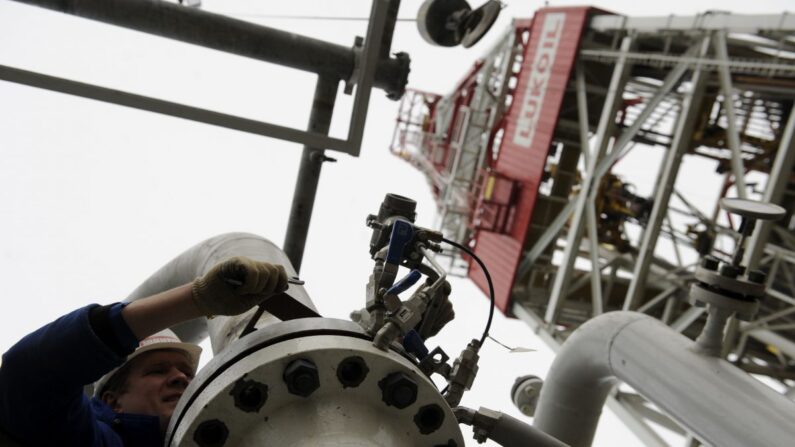 Un ouvrier serre les boulons d'un tuyau sur la plateforme fixe résistante à la glace LSP-1 de la société russe LUKoil, construite sur le chantier naval Astrakhansky dans la mer Caspienne, à environ 180 km d'Astrakhan. (Mikhail Mordasov/AFP/Getty Images)