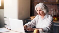 Les cheveux blancs d’une personne de 75 ans deviennent noirs, un médecin explique pourquoi