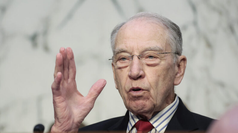 Le sénateur Chuck Grassley (Parti républicain-Iowa), membre de la commission judiciaire du Sénat, s'exprime à Washington le 22 mars 2022. (Anna Moneymaker/Getty Images)