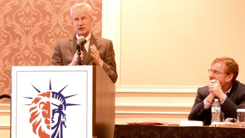 Le Dr Peter McCullough (à gauche) et le Dr Bryan Ardis (à droite) abordent la pandémie de Covid-19 lors du forum "Science non censurée" organisé par Lions for Liberty au pavillon Hershey à Hershey, en Pennsylvanie, le 4 mars 2022. (Beth Brelje/Epoch Times) 